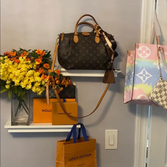 Eye catching 💓LV crossbody💓 - Picture 2 of 16